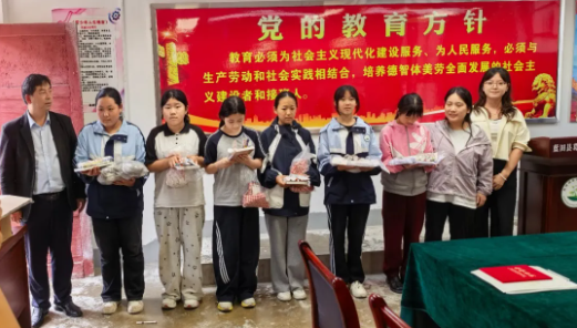 【党建引领】天禾基金会党支部赴草坪初级中学开展爱心物资捐赠活动